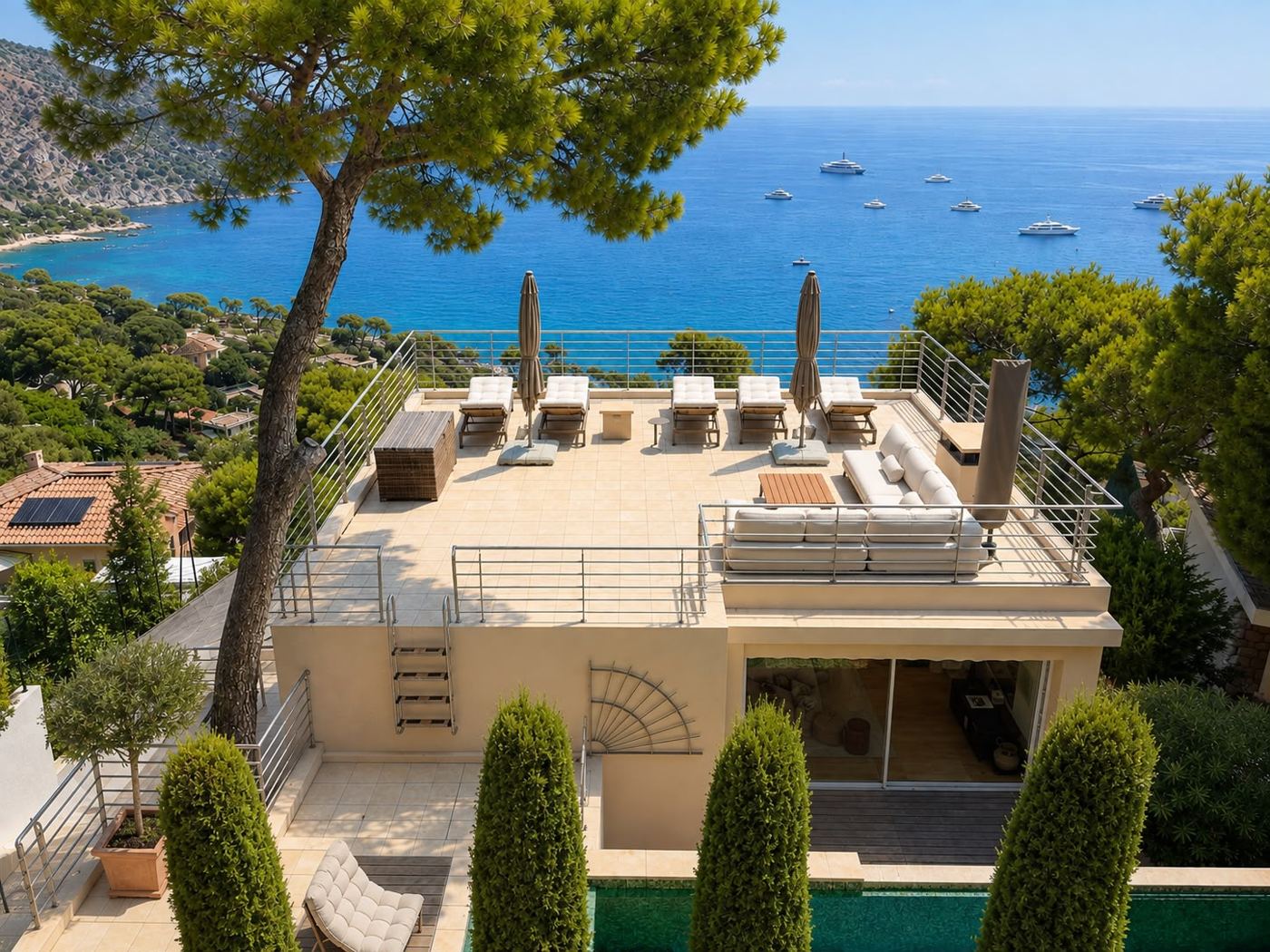 Dachterrasse mit Liegen und Lounge über dem Meer