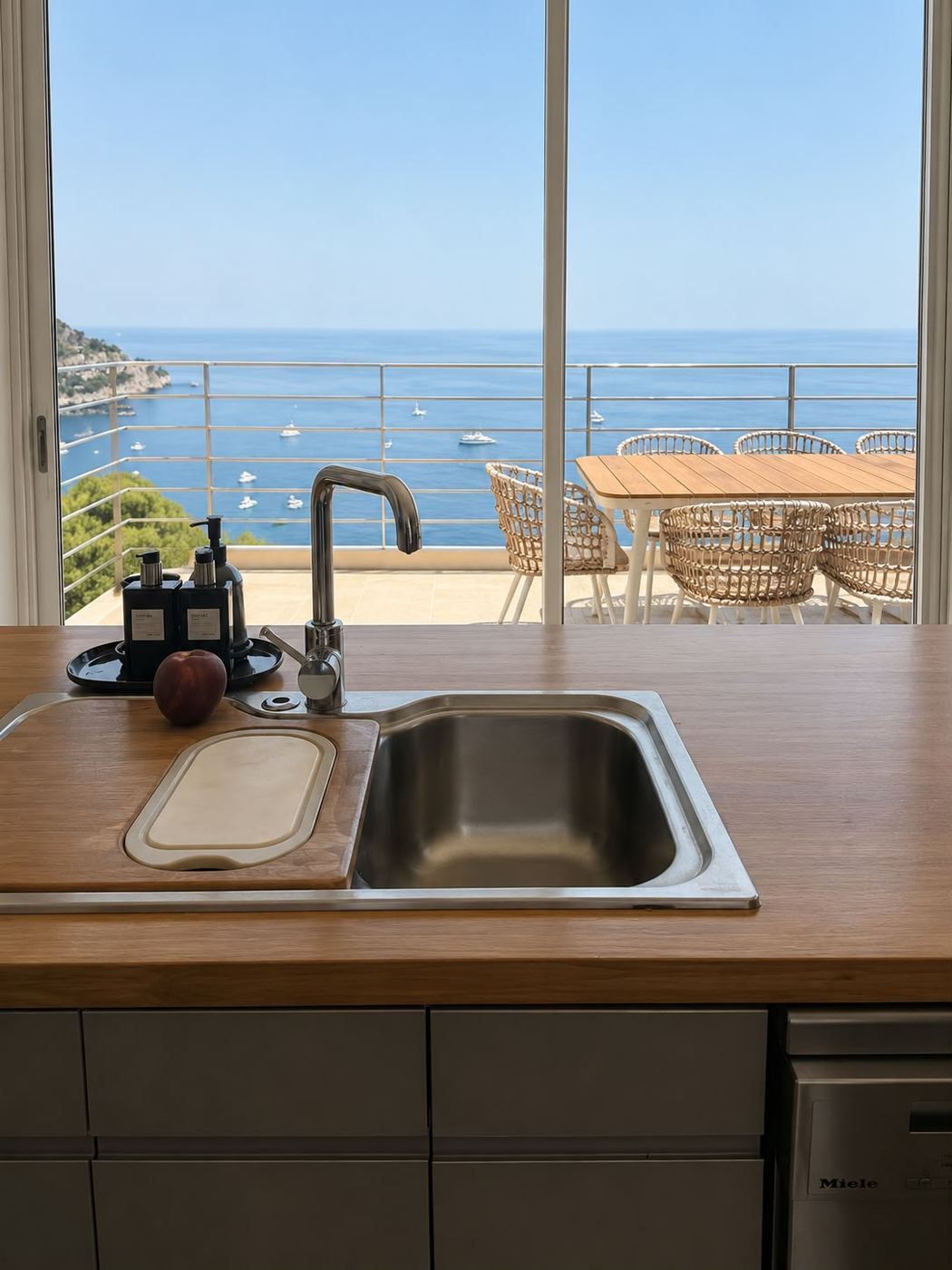 Küche mit Blick auf Terrasse und Meer