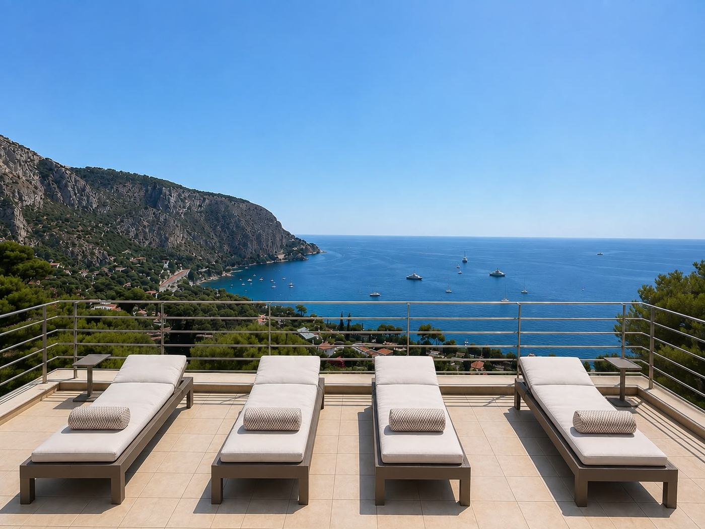 Dachterrasse mit Sonnenliegen und Blick auf Bucht und Meer