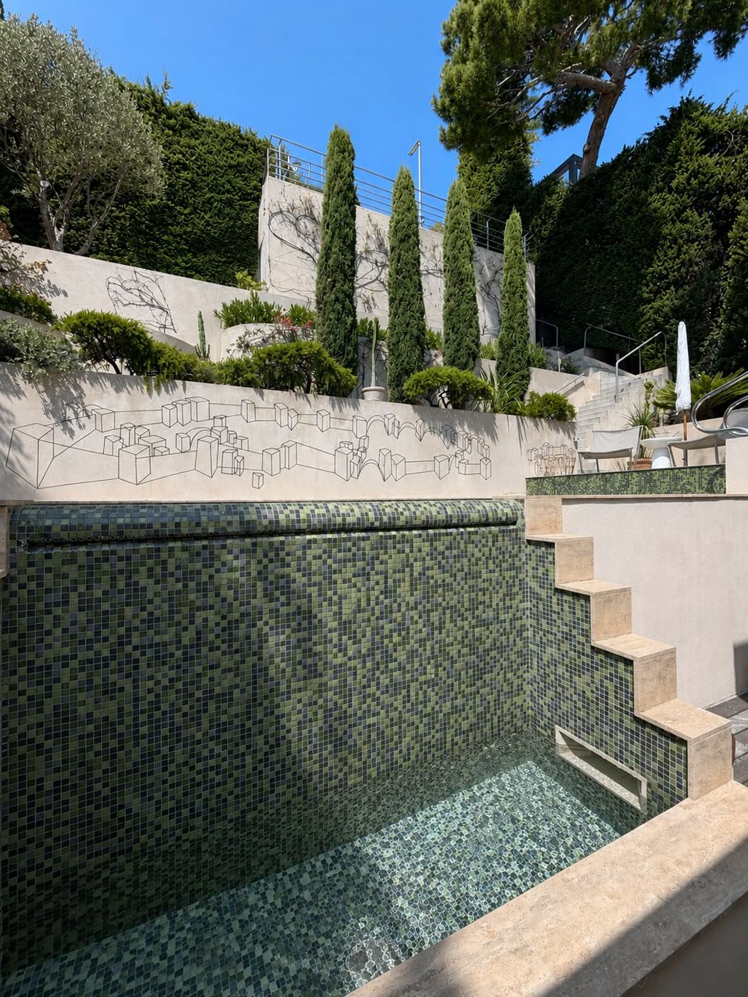 Pool mit grünem Mosaik im Garten